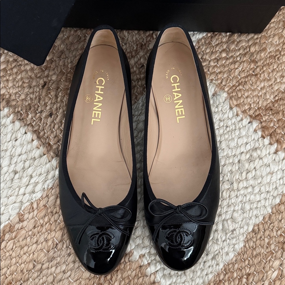 *SOLD* Authentic CHANEL Black Lambskin Patent Ballerina Flats sz 39 - Picture 2 of 12